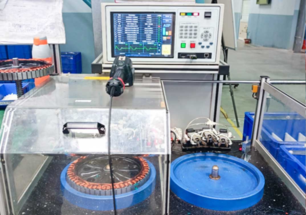 電動(dòng)車輪轂電機(jī)定子測試臺(tái)應(yīng)用現(xiàn)場—艾普智能.jpg 電動(dòng)車輪轂電機(jī)定子測試臺(tái)應(yīng)用現(xiàn)場—艾普智能.jpg